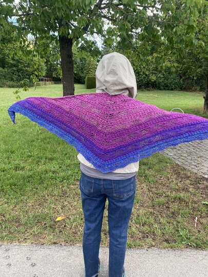 Crochet shawl/scarf with a symmetrical design – Bryelle BE – crochetpattern