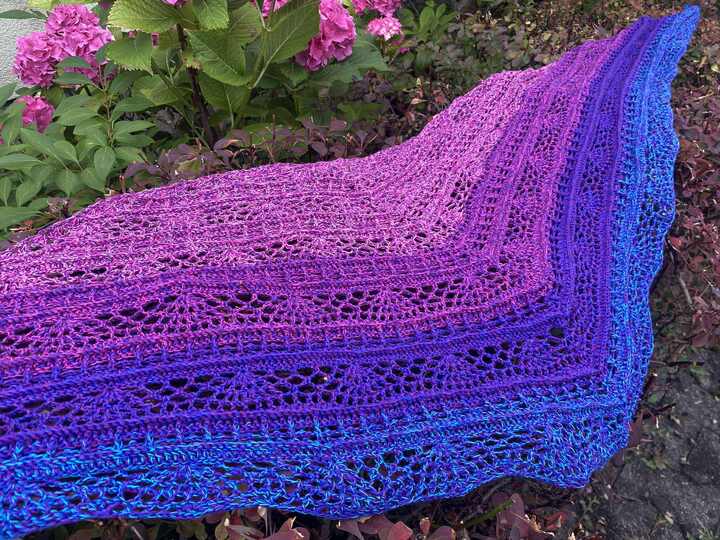 Crochet shawl/scarf with a symmetrical design – Bryelle BE – crochetpattern