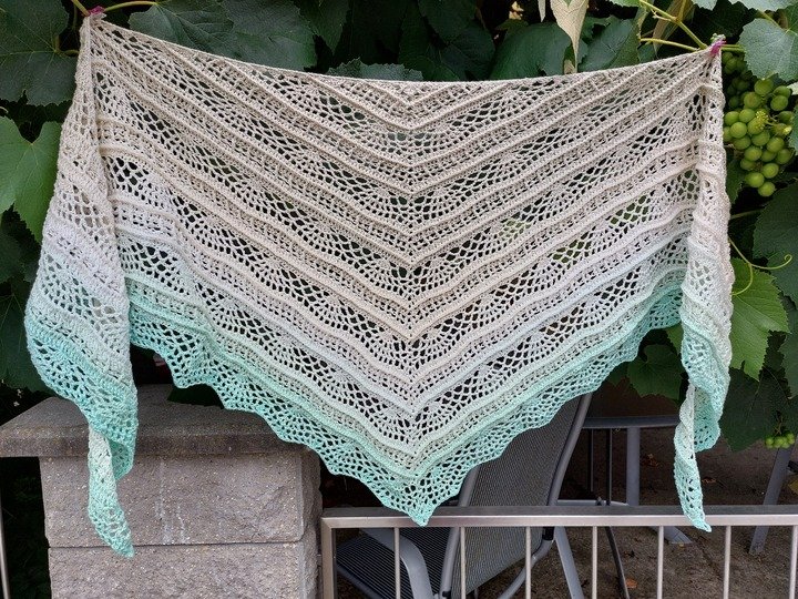 Crochet shawl/scarf with a symmetrical design – Bryelle BE – crochetpattern