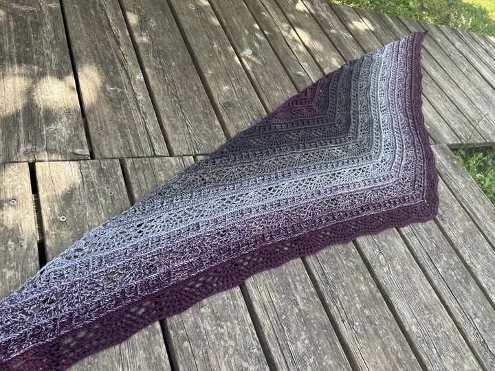 Crochet shawl/scarf with a symmetrical design – Bryelle BE – crochetpattern