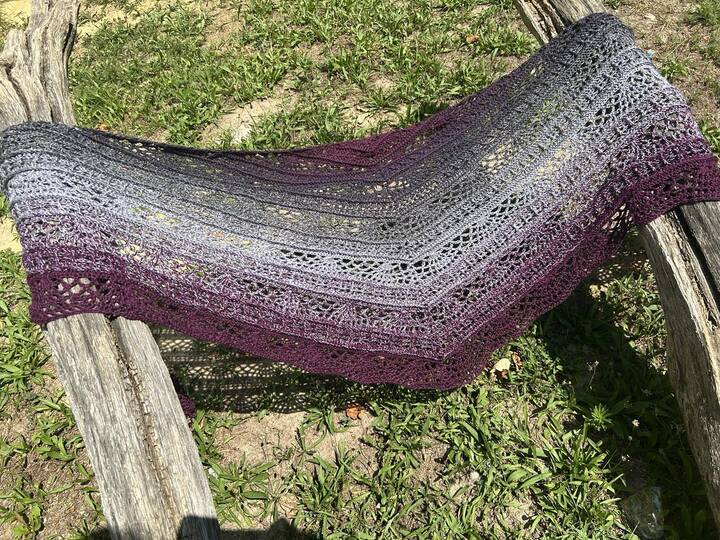 Flaches Häkeltuch mit symmetrischem Aufbau - Bryelle BE - Häkelanleitung