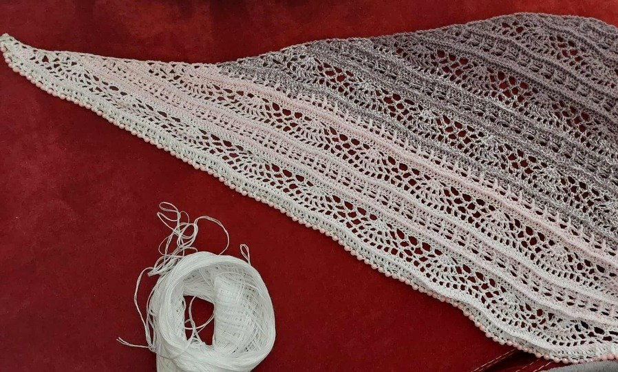 Flaches Häkeltuch mit symmetrischem Aufbau - Bryelle BE - Häkelanleitung