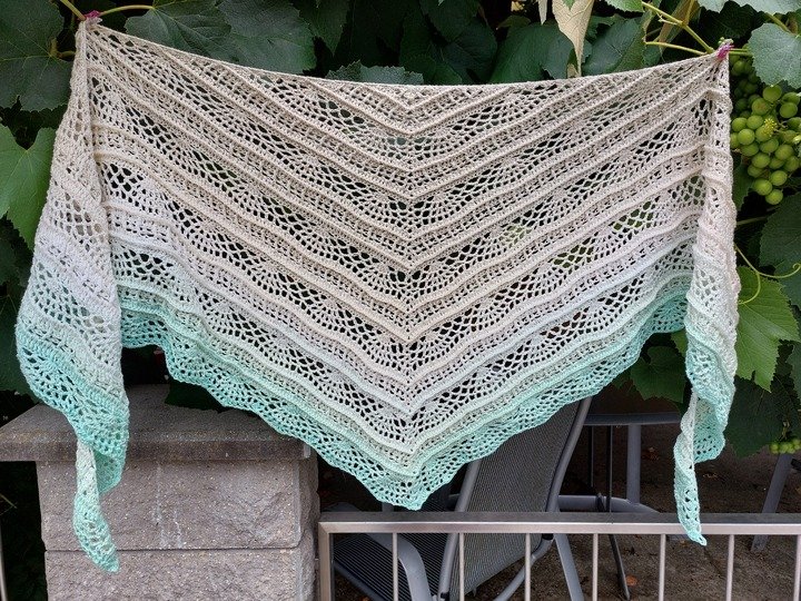 Flaches Häkeltuch mit symmetrischem Aufbau - Bryelle BE - Häkelanleitung