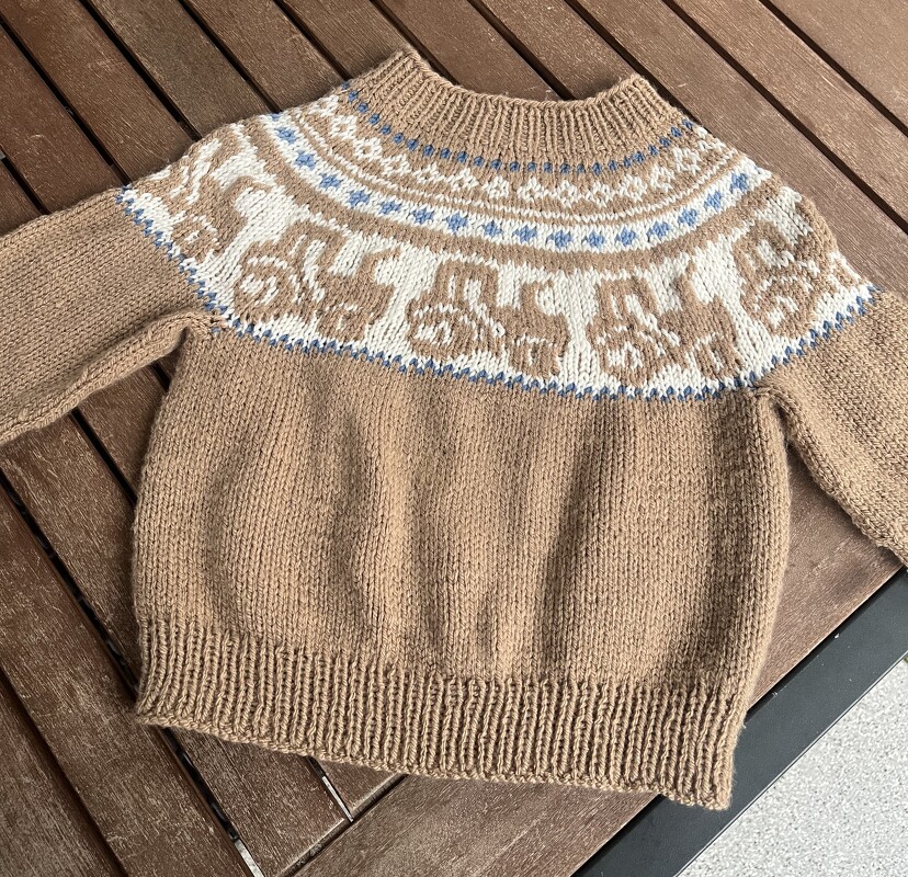 Hellbrauner gestrickter Kinderpullover mit Rundpasse und Traktormuster