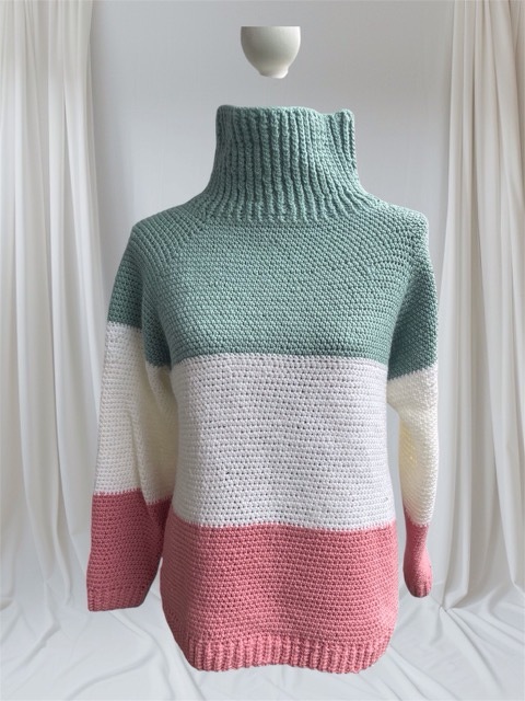 Gehäkelter Damenpullover mit hohem Rollkragen und breiten Blockstreifen in Mint, Weiß und Rosé