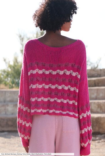 Pulli mit Wellenstrukturen