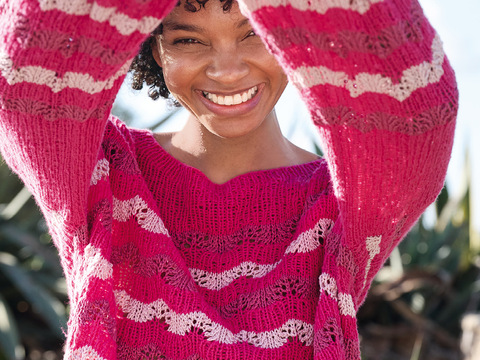 Pulli mit Wellenstrukturen