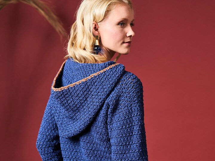 PULLI ELIANE, KAPUZENPULLI MIT FARBKANTE, gehäkelt