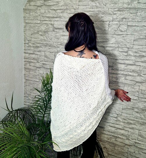 266 Strickanleitung Poncho Kuschelteilchen mit Zopfmusterborde