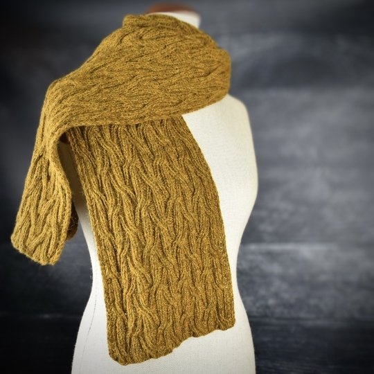 Wendewerk: Strickanleitung für einen Schal mit beidseitigem Zopfmuster