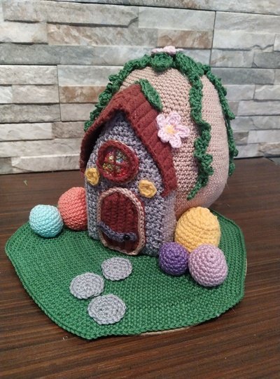 Häkelanleitung für ein Wichtelhaus im Osterei-Design