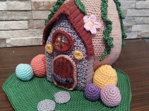 Häkelanleitung für ein Wichtelhaus im Osterei-Design