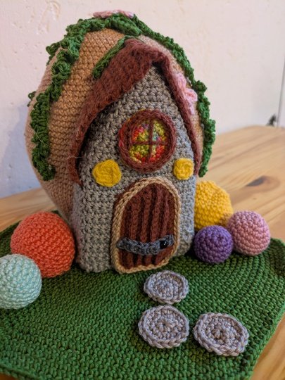 Häkelanleitung für ein Wichtelhaus im Osterei-Design