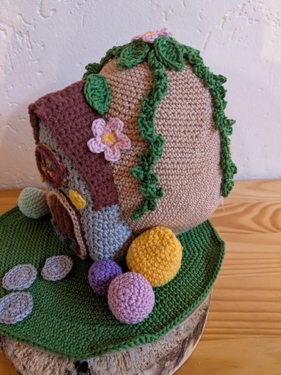 Häkelanleitung zauberhaftes Osterei-Wichtelhaus im Garten mit Ostereiern