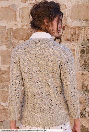 Pulli mit Wellenstrukturen