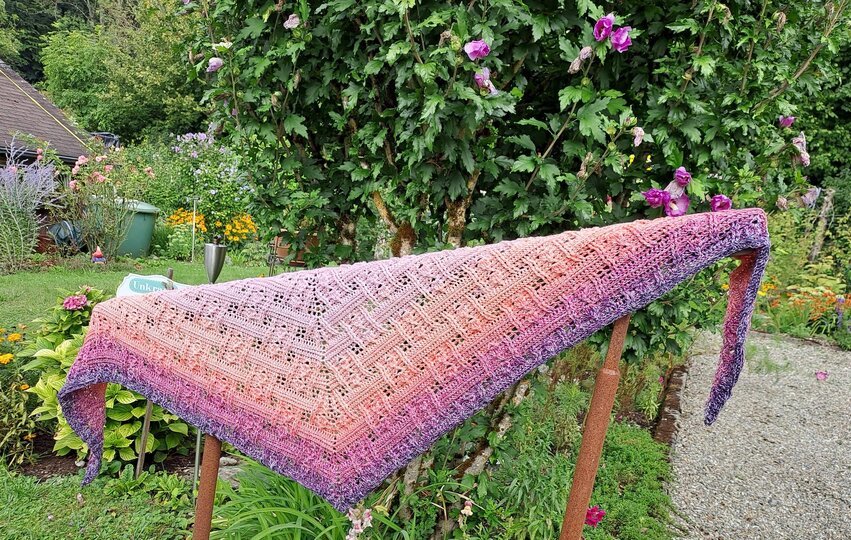 Crochet Pattern Flat Triangular Scarf "Himera"