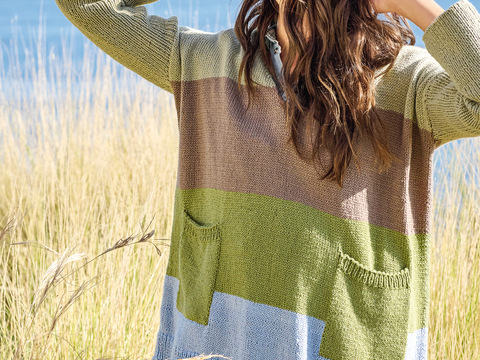 Streifenpulli mit Kappe