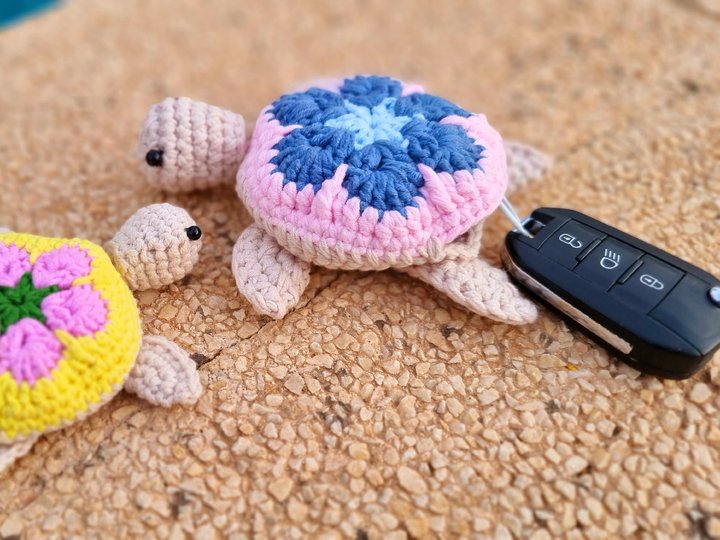 T21 Crochet pattern for a key cover in the shape of a turtle.