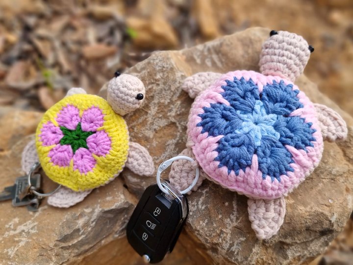 T21 Crochet pattern for a key cover in the shape of a turtle.