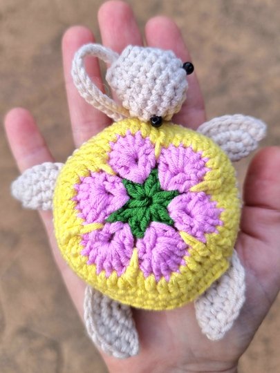 T21 Crochet pattern for a key cover in the shape of a turtle.