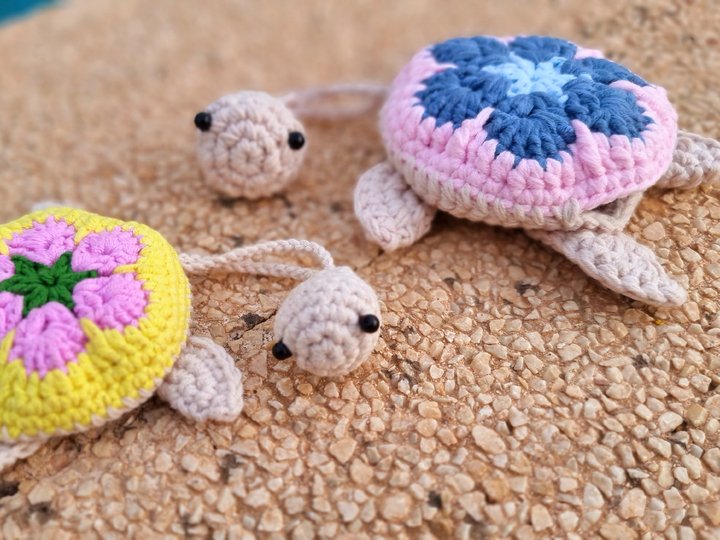 T21 Crochet pattern for a key cover in the shape of a turtle.