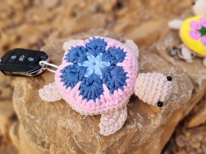 T21 Crochet pattern for a key cover in the shape of a turtle.