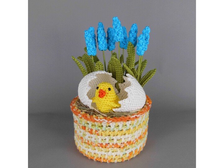 Frühlingsdeko Küken aus dem Ei mit Traubenhyazinthen - Häkelanleitung