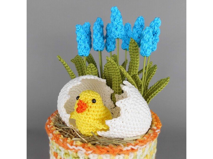 Frühlingsdeko Küken aus dem Ei mit Traubenhyazinthen - Häkelanleitung