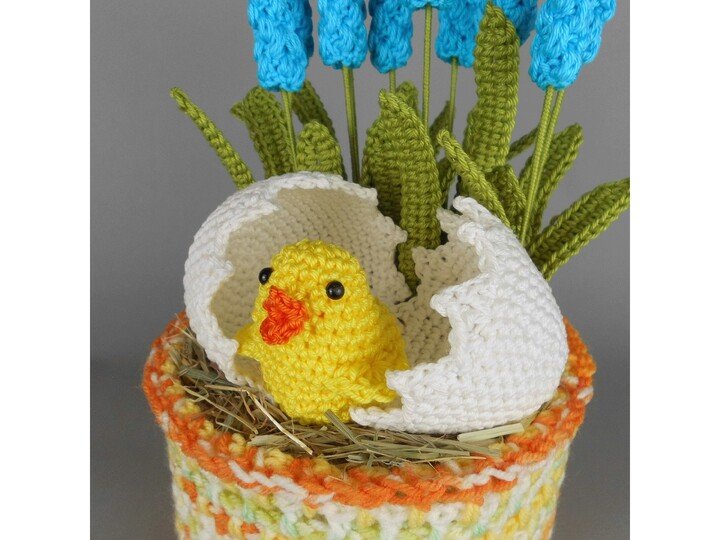 Frühlingsdeko Küken aus dem Ei mit Traubenhyazinthen - Häkelanleitung