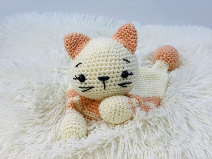 Comforter Cuddly Cat,Crochet Pattern