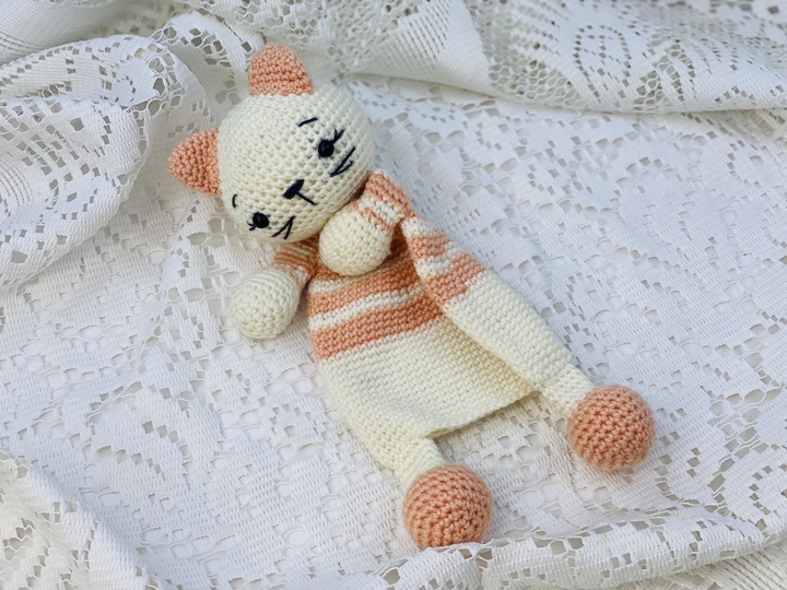 Comforter Cuddly Cat,Crochet Pattern