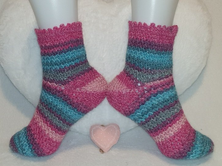 Häkelsocken Brava mit Bumerang-Ferse für alle Größen, mit jedem Garn