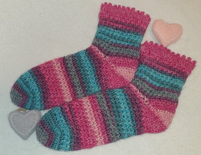 Häkelsocken Brava mit Bumerang-Ferse für alle Größen, mit jedem Garn