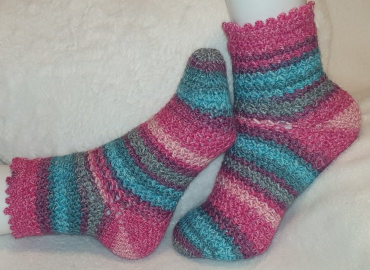 Häkelsocken Brava mit Bumerang-Ferse für alle Größen, mit jedem Garn