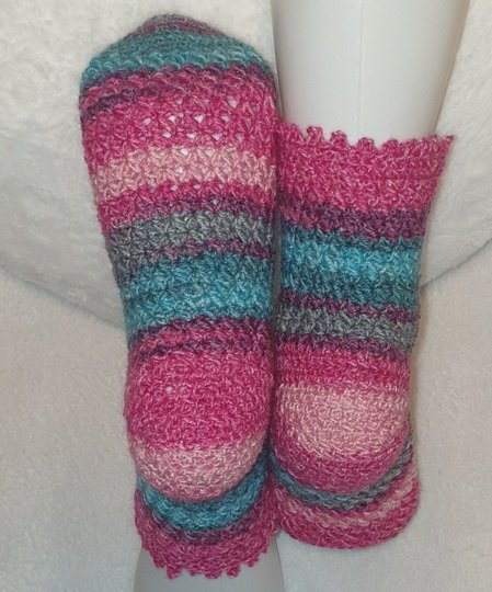 Häkelsocken Brava mit Bumerang-Ferse für alle Größen, mit jedem Garn