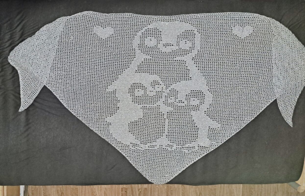 Hellgraues filetgehäkeltes Dreieckstuch mit stilisiertem Pinguinmotiv