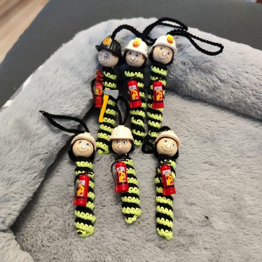 Kostenlose Häkelanleitung „Zweifärbige Sorgenwürmchen" (PDF)