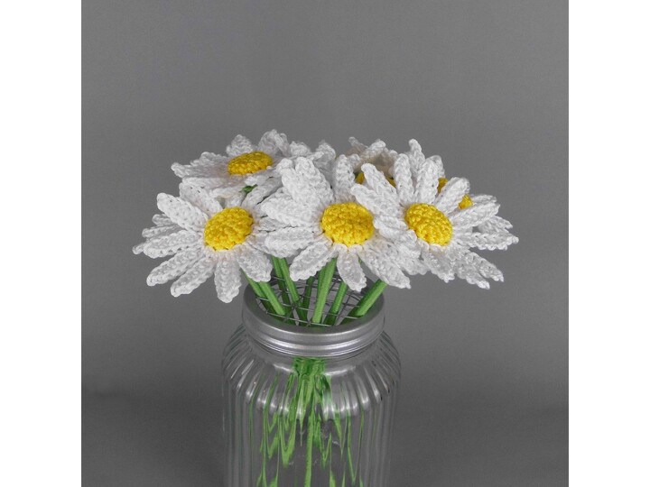 Crochet Daisy Pattern easy & quick from scraps of yarn