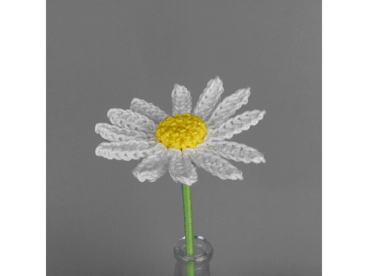 Crochet Daisy Pattern easy & quick from scraps of yarn