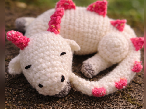 Häkelanleitung „Schlafender Drache“ ca. 15 cm breit