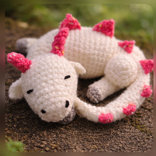 Häkelanleitung „Schlafender Drache“ ca. 15 cm breit