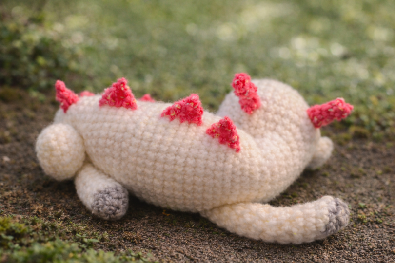 Häkelanleitung „Schlafender Drache“ ca. 15 cm breit