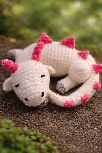 Häkelanleitung „Schlafender Drache“ ca. 15 cm breit