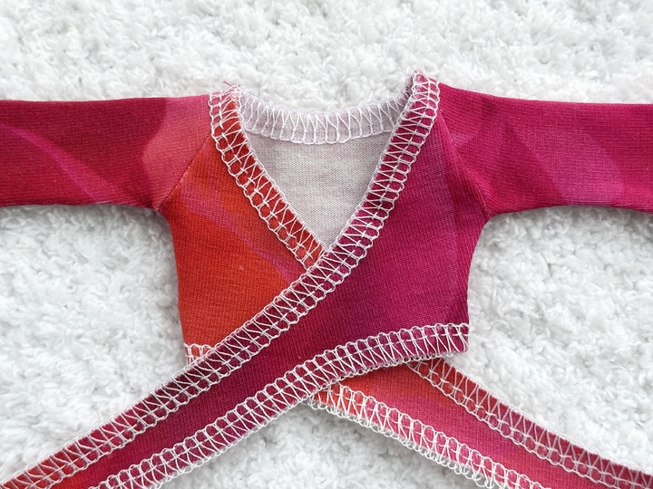 Wickelshirts für kleine Modepuppen - Nähanleitung mit Schnittmuster