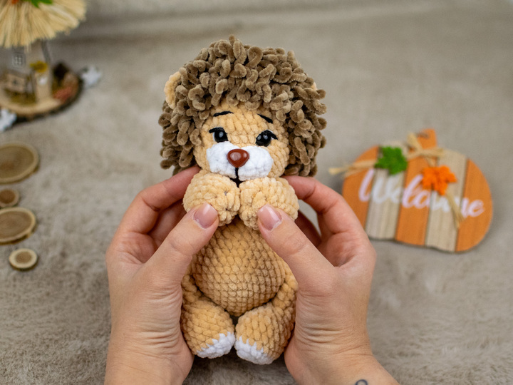 Häkelanleitung Löwe Noah – Amigurumi Kuscheltier aus Chenillegarn