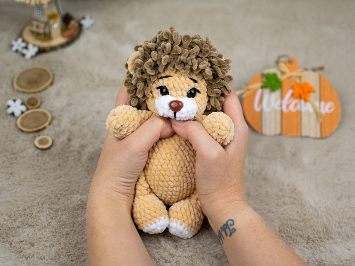 Häkelanleitung Löwe Noah – Amigurumi Kuscheltier aus Chenillegarn