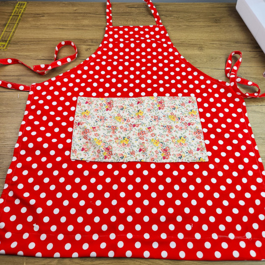 Polka Dot Apron – PDF Sewing Pattern with Pocket and Waist Ties