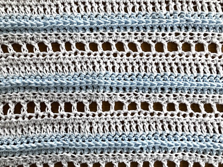 Shirt in Hellblau-Weiß - 4 Muster zur Auswahl- Häkelanleitung