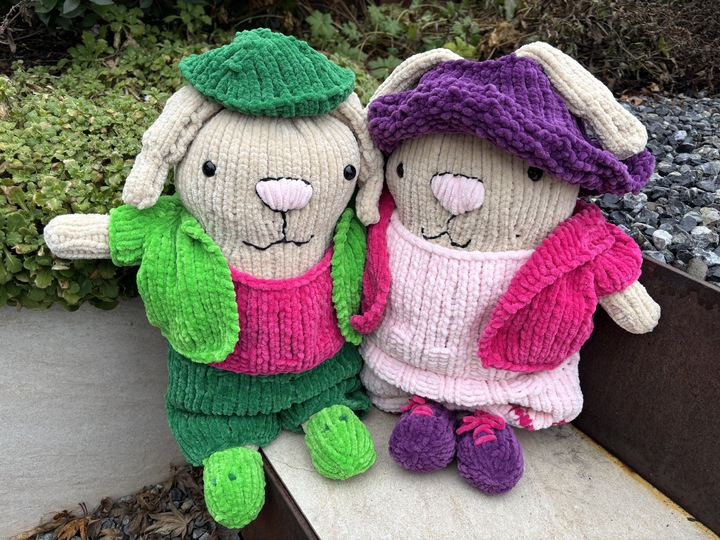 Hasenpaar Rosa & Maxi – Strickanleitung für kuschelige Hasen