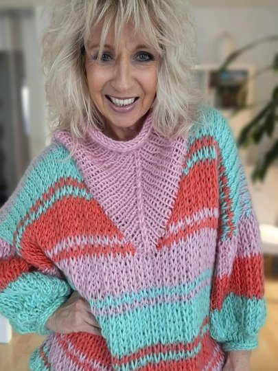 Namasti - Strickanleitung für Pullover mit V-Rollkragen